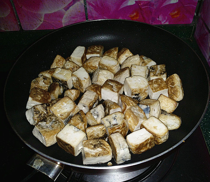 肥肠炖豆腐,煎制四面焦黄盛出,增香且久煮不散、还能吸进更多的卤汁