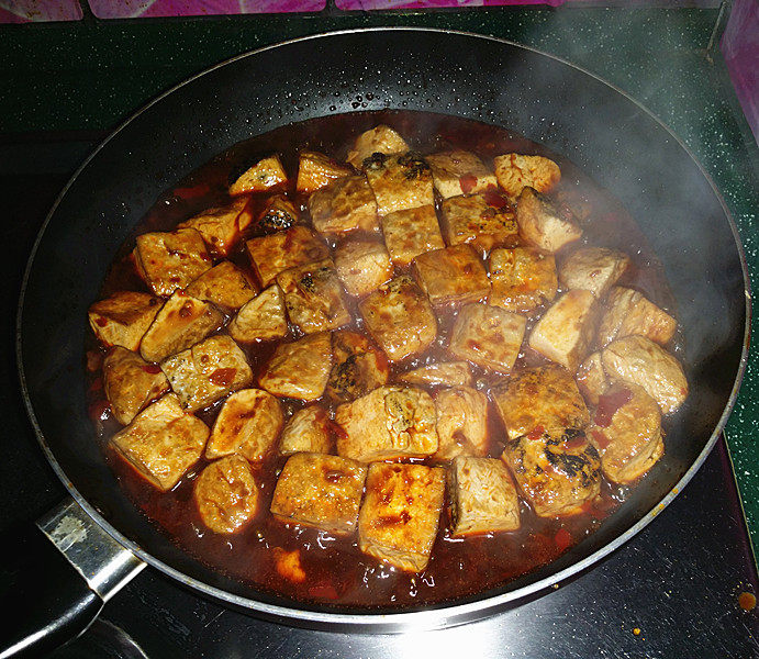肥肠炖豆腐,大火煮开后,关火