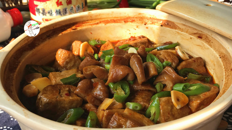 肥肠炖豆腐,酱和老抽都有咸味,就不用再放盐了