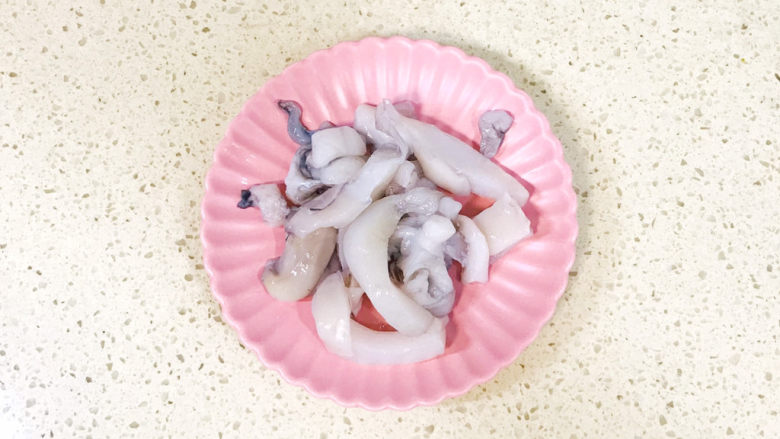 蒜苔炒鱿鱼,<a style='color:red;display:inline-block;' href='/shicai/ 345'>鱿鱼</a>洗净,切成段
