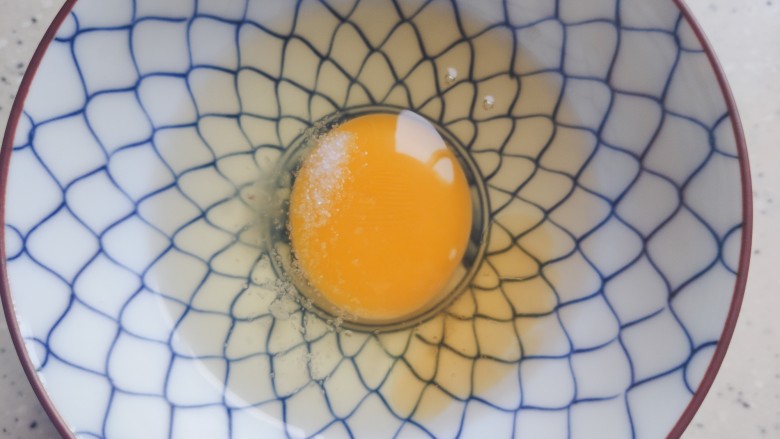 素炒平菇,<a style='color:red;display:inline-block;' href='/shicai/ 9'>鸡蛋</a>磕入碗内,加少许细盐和少许料酒