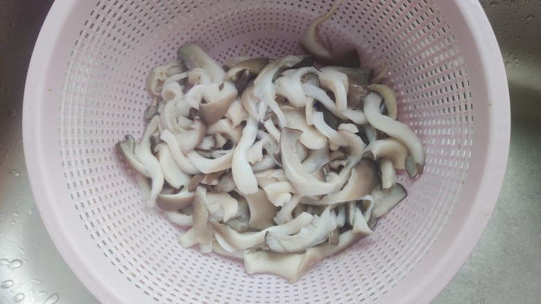 素炒平菇,捞出焯好的平菇,控干水分