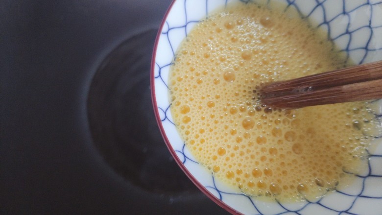 素炒平菇,待油热,下鸡蛋液