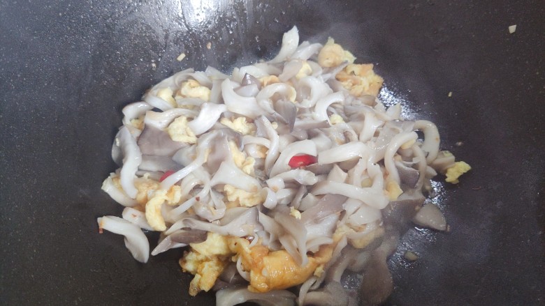 素炒平菇,加入平菇,翻炒30秒