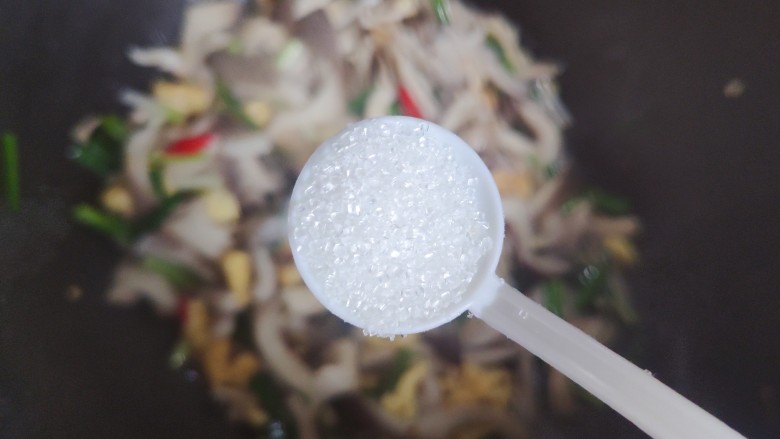 素炒平菇,加一小勺细砂糖,翻炒均匀,即可