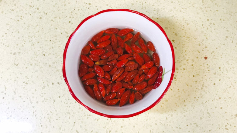 小米山药粥,<a style='color:red;display:inline-block;' href='/shicai/ 142822'>枸杞子</a>提前泡发,洗净