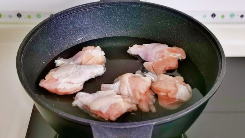 香菇炖鸡腿,鸡腿焯水,冷水下锅烧开煮3分钟捞出温水冲洗干净。