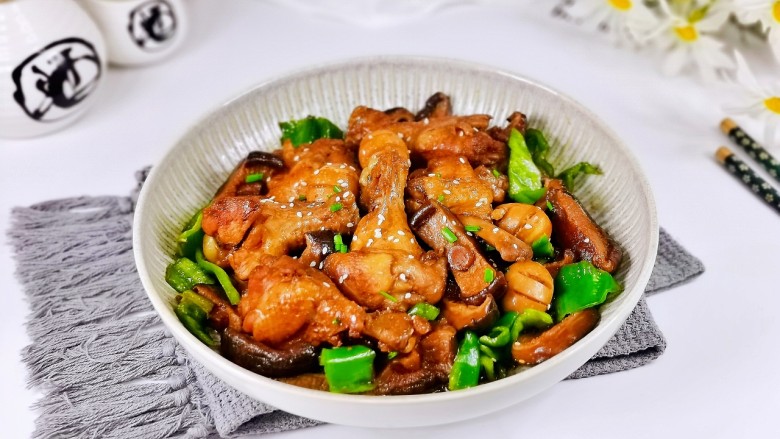 香菇炖鸡腿,盛出装盘,撒上<a style='color:red;display:inline-block;' href='/shicai/ 141911'>熟白芝麻</a>葱花即可。