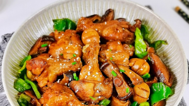 香菇炖鸡腿,色香味俱全,好吃到爆,食材丰富,营养更均衡。