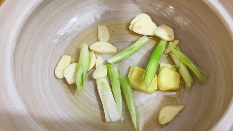 金针菇豆腐煲,砂锅倒入适量的食用油烧热,放入葱姜蒜爆香
