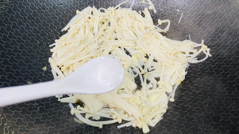 金针菇炒鸡蛋,放入金针菇翻炒片刻,根据个人口味加入适量盐
