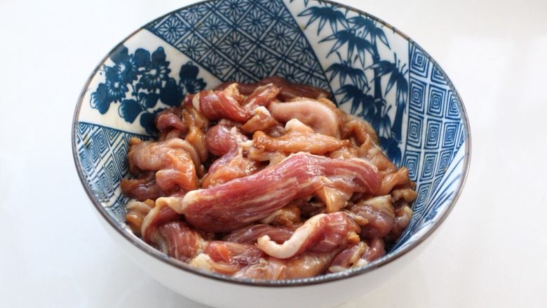 黄瓜炒木耳,抓拌均匀再淋入一汤匙食用油,拌匀后腌制十分钟。
