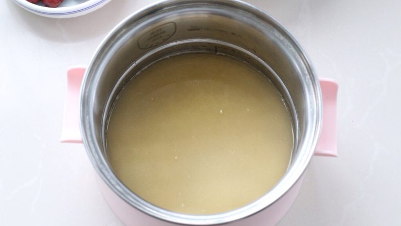 小米山药粥,将浸泡好的小米放进锅中,添入足够量的清水煮至沸腾状态,用勺子搅拌均匀。