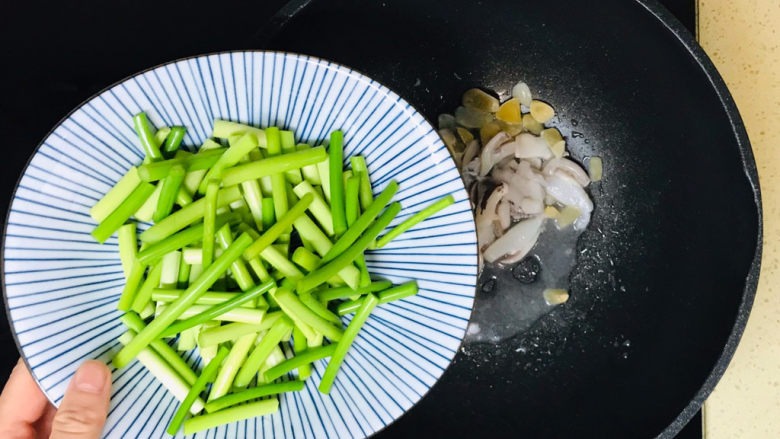 蒜苔炒鱿鱼,翻炒均匀后,加入蒜苔