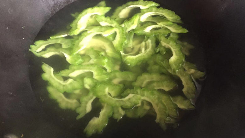 清炒苦瓜,下入苦瓜焯下水,可以去掉点苦味,不然太苦了😂