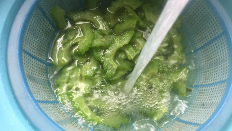 清炒苦瓜,焯好水的苦瓜捞出来,过下凉水