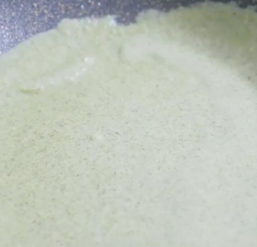 煎饼果子,步骤四:锅中抹少许油,均匀摊上一层面糊。
