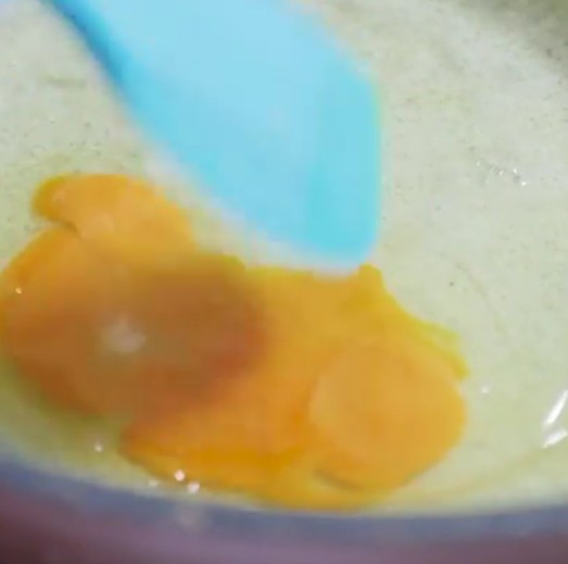 煎饼果子,步骤五:在摊上一个鸡蛋。