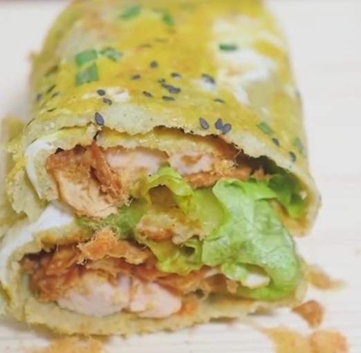 煎饼果子,步骤八:卷起来,对半切,就做好啦。