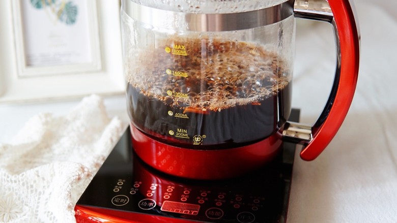 温润蔓越莓红糖姜茶,4、大火煮滚,转小火慢慢熬煮至姜丝的作用都融入到汤汁中。