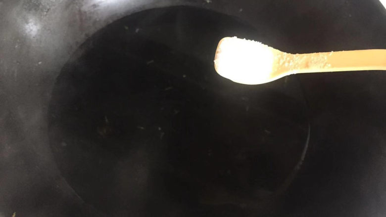 黄瓜炒木耳,锅内水烧开,加点盐