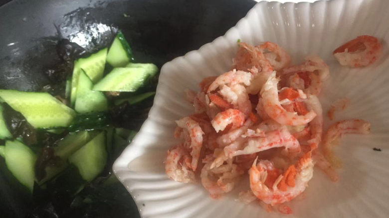 黄瓜炒木耳,虾仁,一起煸炒