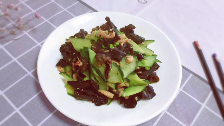 黄瓜炒木耳,出锅装盘,撒上葱花