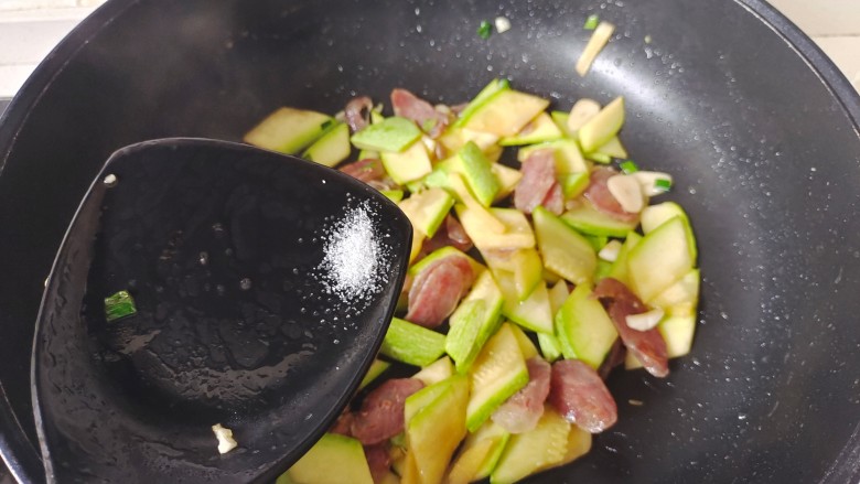 西葫芦炒腊肠,尝尝咸淡,加入适量盐调味