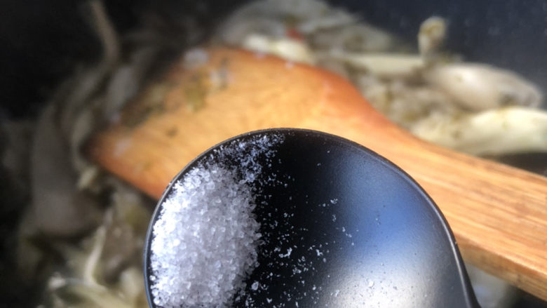 素炒平菇,尝尝咸淡,适当加点盐。