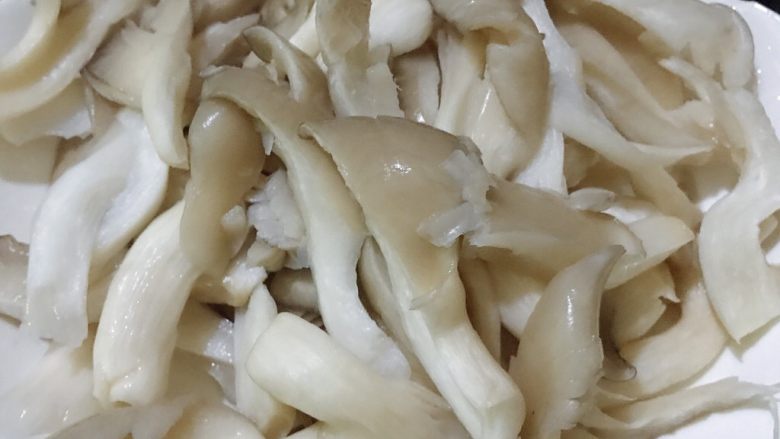 素炒平菇,洗干净后撕成小块