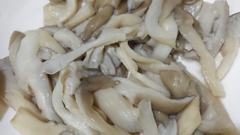素炒平菇,捞起,沥干水分