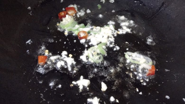 素炒平菇,下葱,蒜,干辣椒爆香