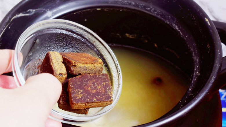 小米山药粥,加入<a style='color:red;display:inline-block;' href='/shicai/ 882'>红糖</a>，继续小火炖煮10分钟即可