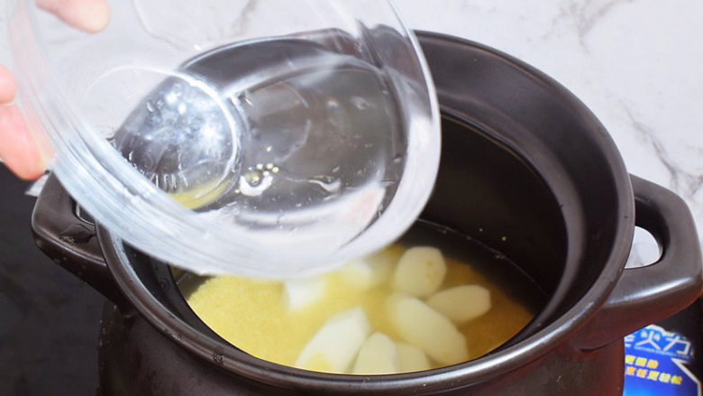 小米山药粥,加入清水