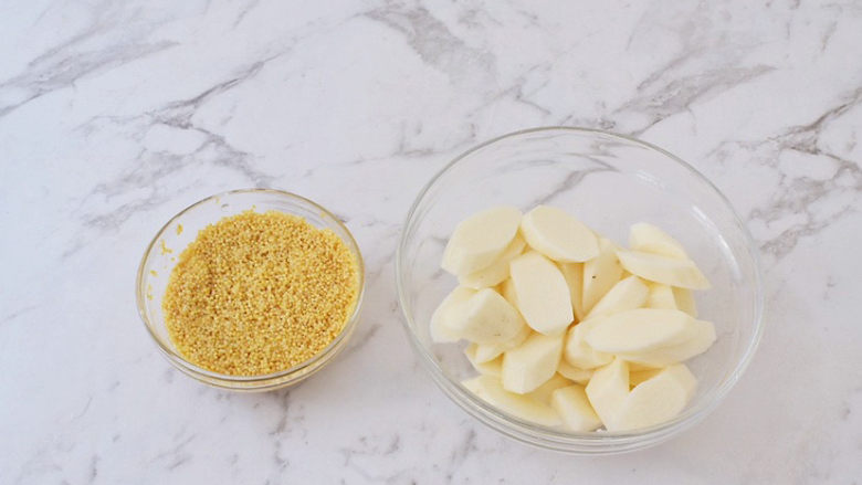 小米山药粥,将<a style='color:red;display:inline-block;' href='/shicai/ 493'>小米</a>淘洗干净，<a style='color:red;display:inline-block;' href='/shicai/ 28'>山药</a>去皮洗净切成厚片，<a style='color:red;display:inline-block;' href='/shicai/ 673'>枸杞</a>洗净备用