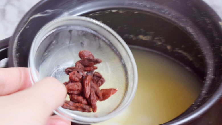 小米山药粥,加入枸杞