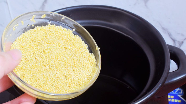 小米山药粥,砂锅中放入小米