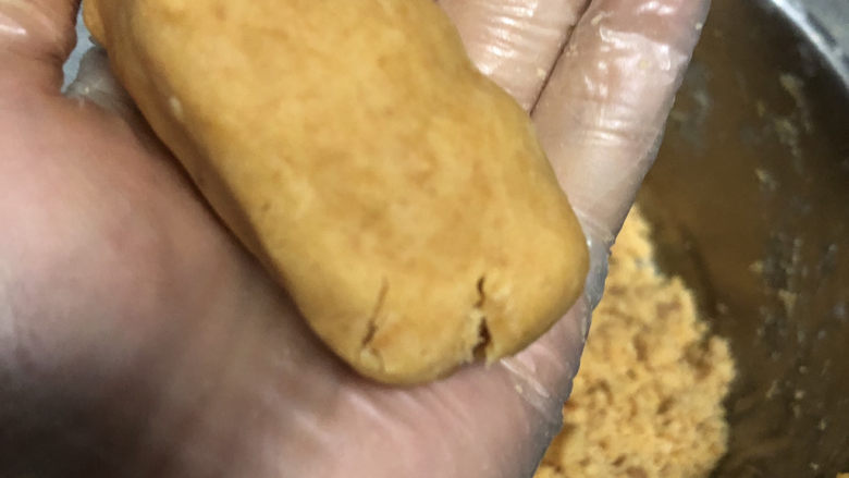 花生酱小饼干,混合充分后捏成团。