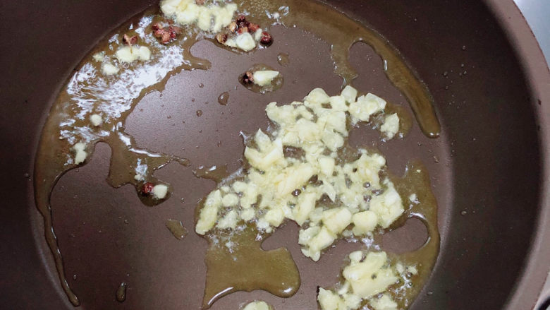 黄瓜炒木耳,放入蒜末爆香。