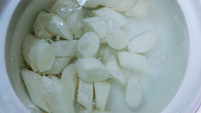 小米山药粥,砂锅中倒入水,放入山药。