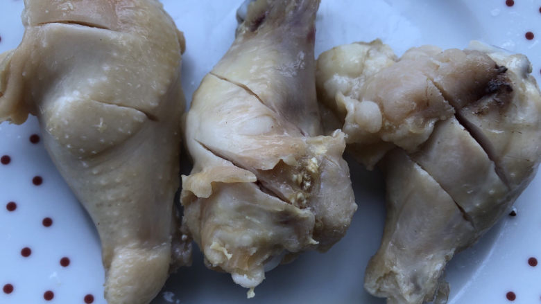 可乐鸡翅根,每个鸡翅根两面划几刀,以便后期入味。