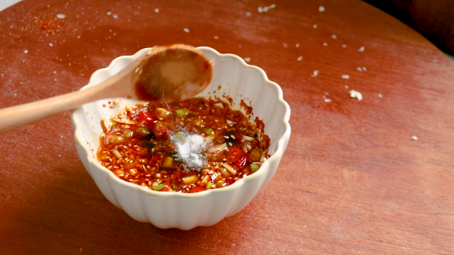 凉拌杏鲍菇,再加一勺香油,半勺盐,半勺糖