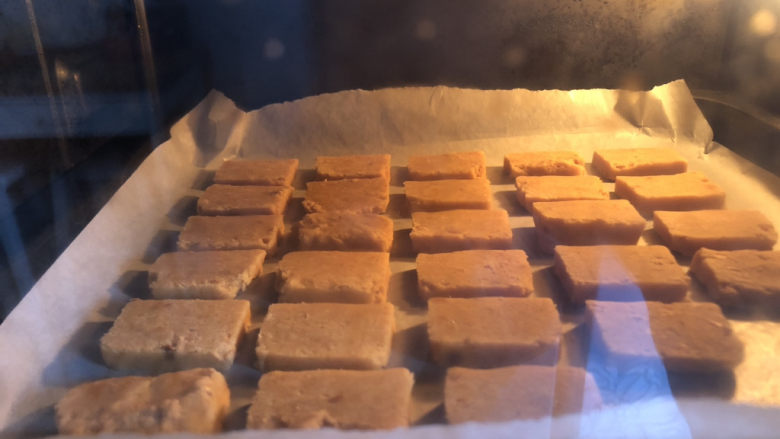 花生酱小饼干,烤箱预热170度,烤约20分钟。