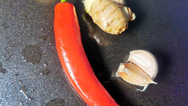 韭菜炒鱿鱼,红椒,姜,蒜