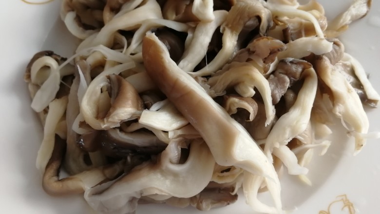 素炒平菇,挤干水份。(这步很重要,炒的时候会比较入味)