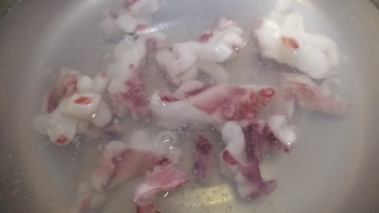 蒜苔炒鱿鱼,水开焯水20秒,捞出备用。