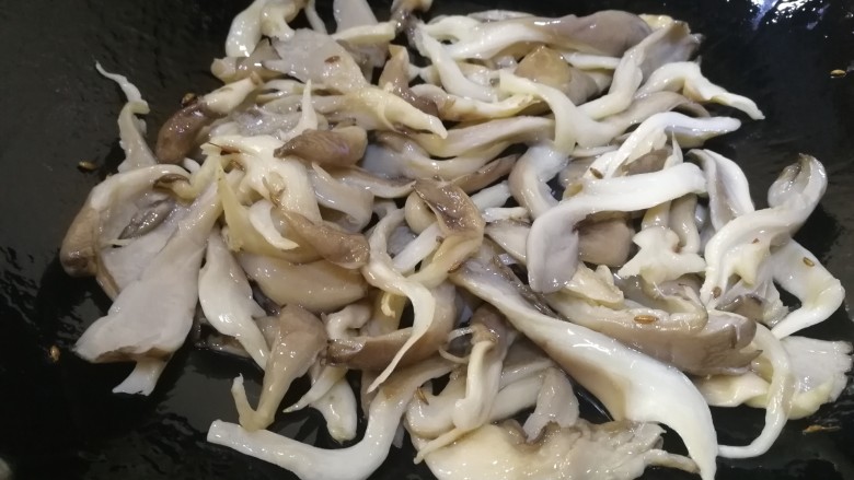 素炒平菇,放入平菇,文火炒散,炒1分钟把水份炒掉炒香。