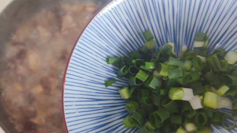 香菇炖鸡腿,加入小葱,即可
