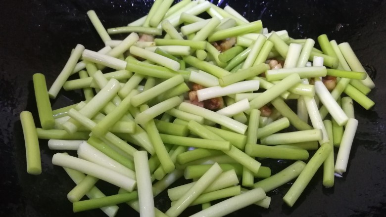 蒜苔炒鱿鱼,放入蒜苔段(新蒜苔很嫩就没有焯水)