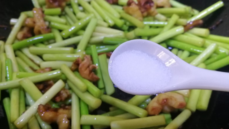 蒜苔炒鱿鱼,加盐入味,文火翻炒匀即可。